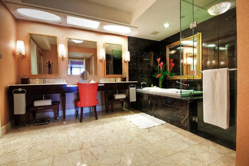 Maxims Hotel