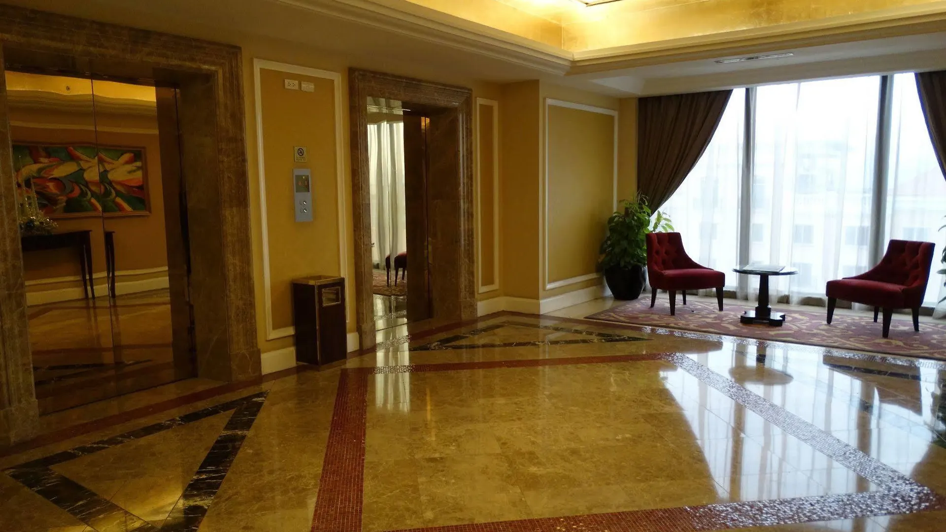 Maxims Hotel